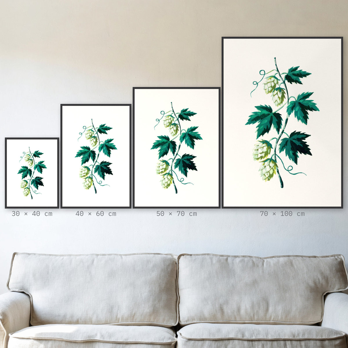 Plakat Chmiel w czarnej ramie – porównanie formatów 30×40, 40×60, 50×70 i 70×100 cm nad sofą