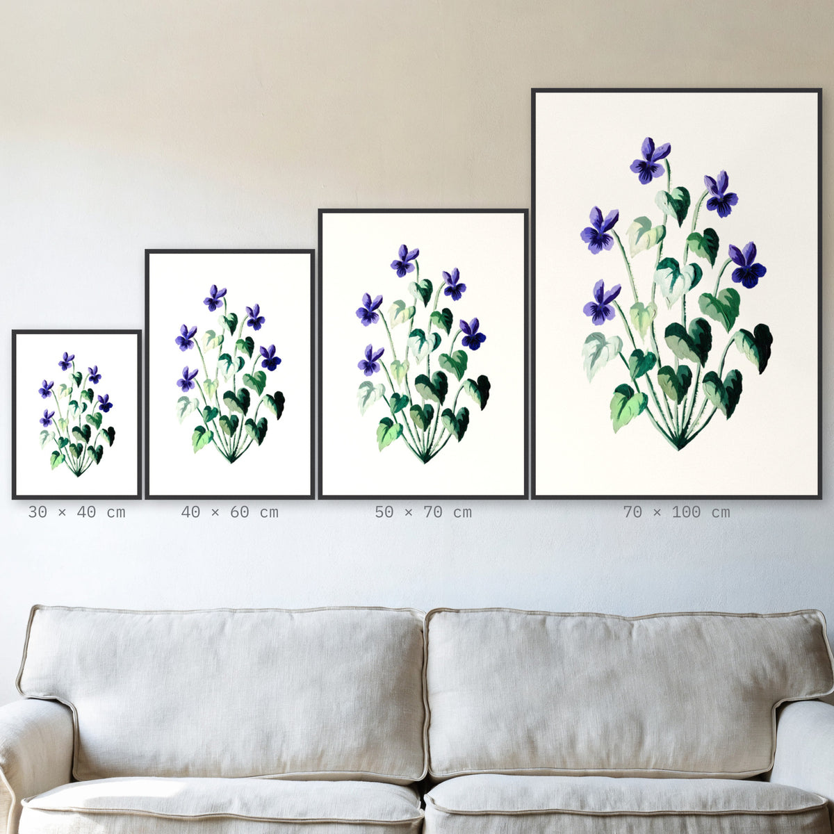 Plakat Fiołek wonny w czarnej ramie – porównanie formatów 30×40, 40×60, 50×70 i 70×100 cm nad sofą
