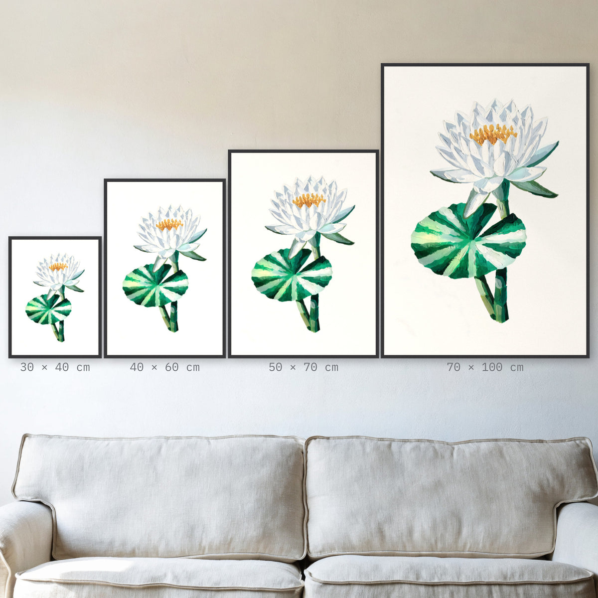 Plakat Lilia wodna w czarnej ramie – porównanie formatów 30×40, 40×60, 50×70 i 70×100 cm nad sofą
