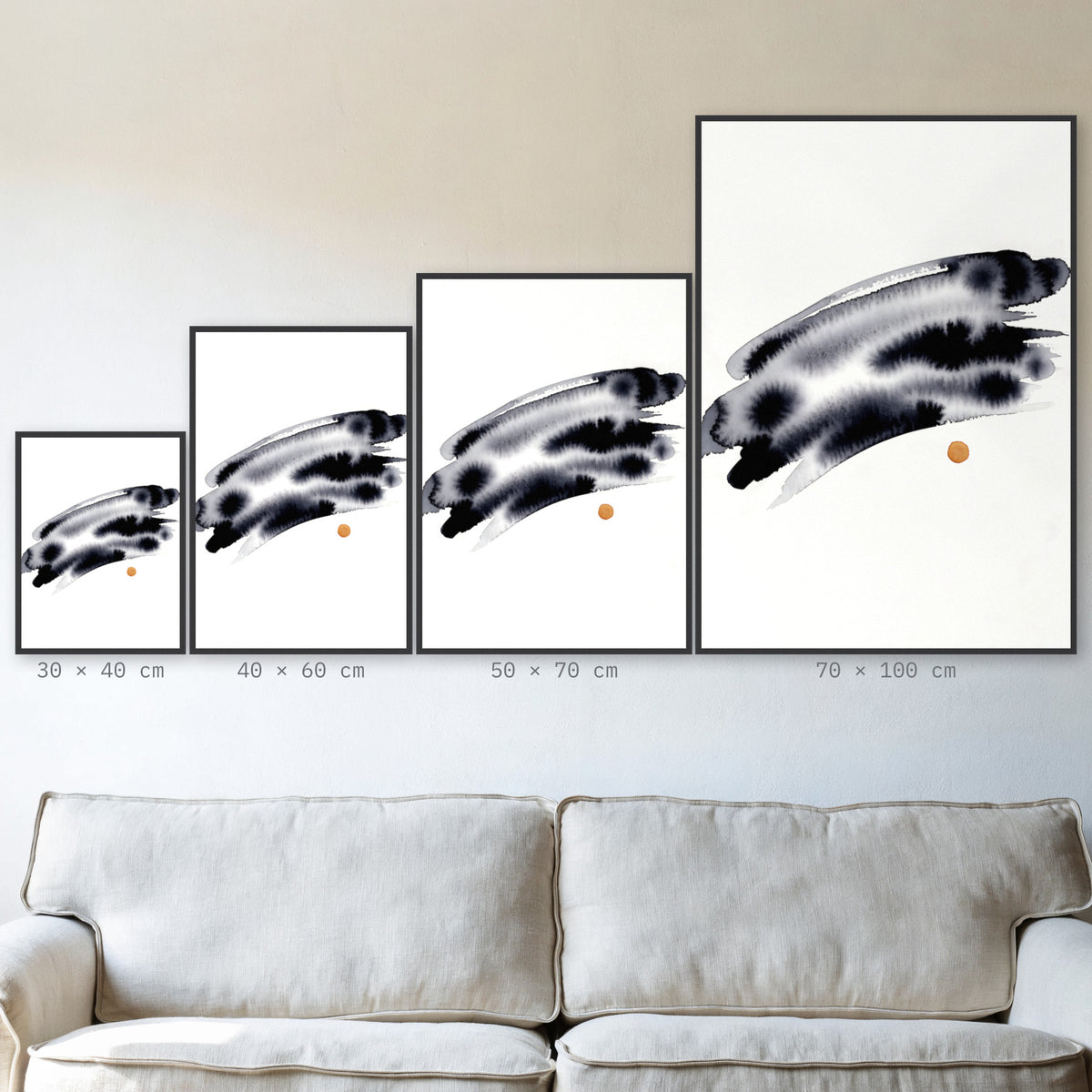 Plakat Horyzont w czarnej ramie – porównanie formatów 30×40, 40×60, 50×70 i 70×100 cm nad sofą