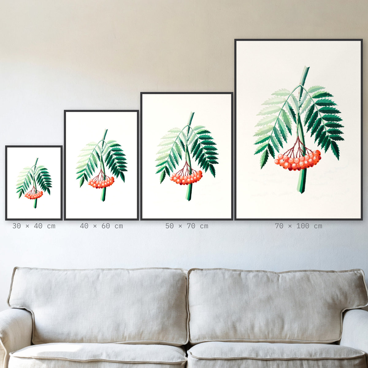 Plakat Jarzębina w czarnej ramie – porównanie formatów 30×40, 40×60, 50×70 i 70×100 cm nad sofą