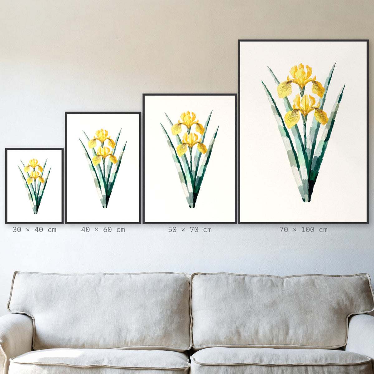 Plakat Irys żółty w czarnej ramie – porównanie formatów 30×40, 40×60, 50×70 i 70×100 cm nad sofą