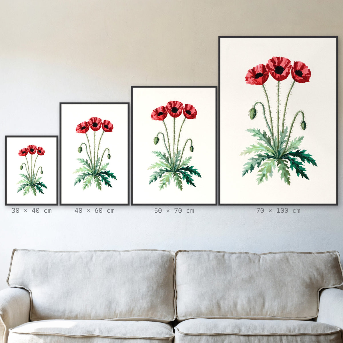 Plakat Mak polny w czarnej ramie – porównanie formatów 30×40, 40×60, 50×70 i 70×100 cm nad sofą