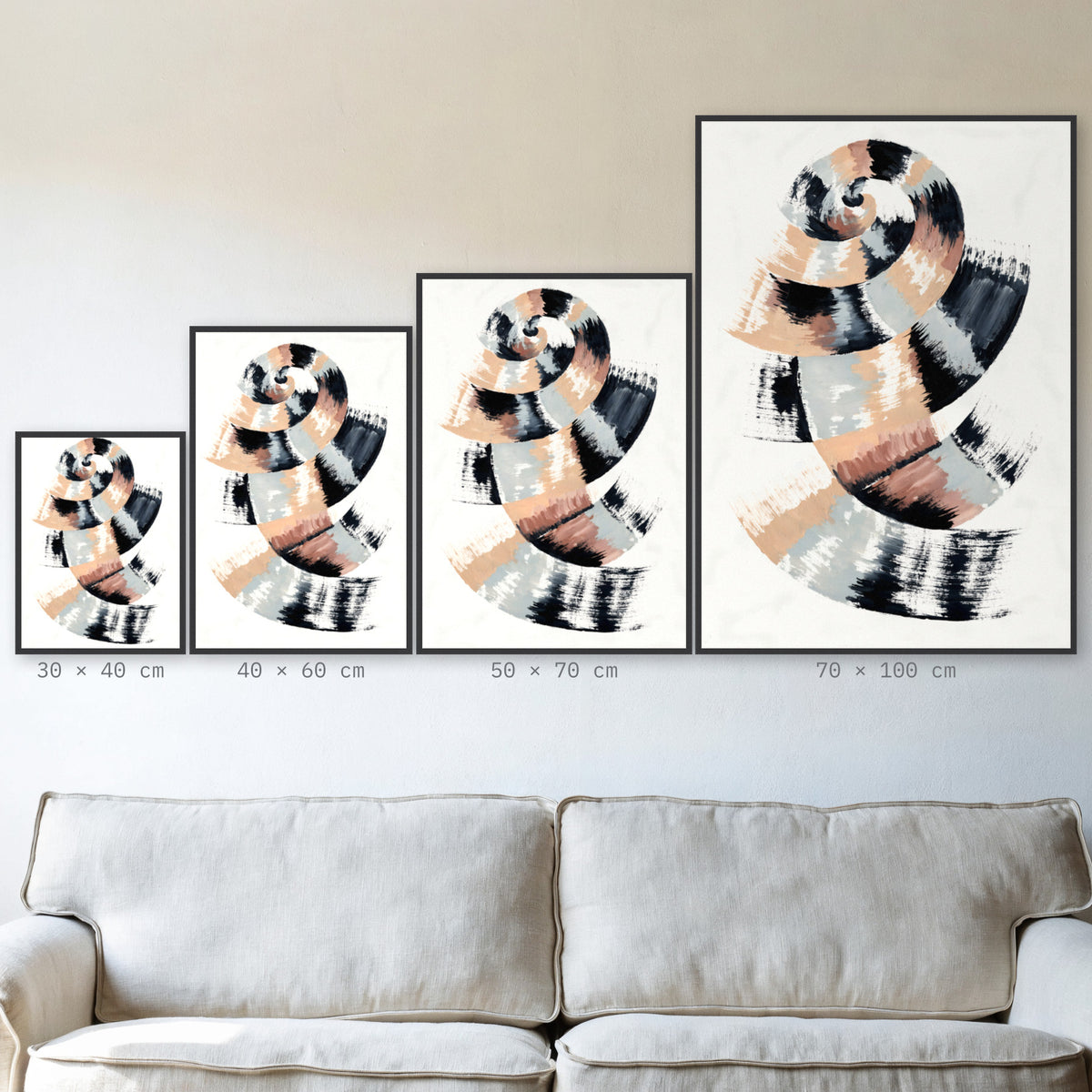 Plakat Zwój w czarnej ramie – porównanie formatów 30×40, 40×60, 50×70 i 70×100 cm nad sofą