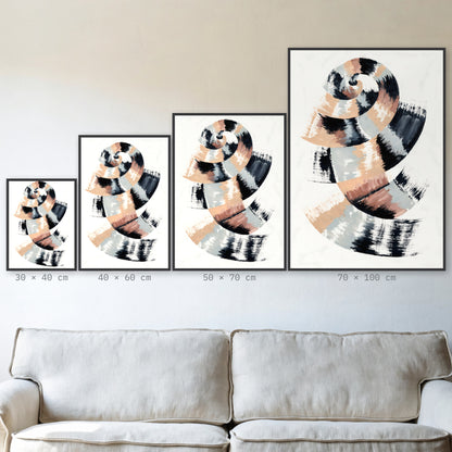 Plakat Zwój w czarnej ramie – porównanie formatów 30×40, 40×60, 50×70 i 70×100 cm nad sofą